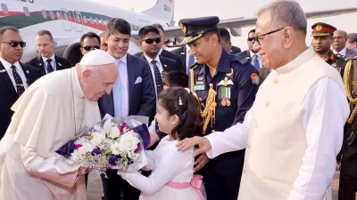 A child greets Pope Francis at the Dhaka airport on November 30, 2017 | Focus Bangla