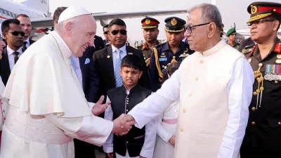 President Abdul Hamid meets Pope Francis at the Dhaka airport | Focus Bangla