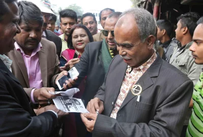 Jatiya Party candidate  Mustafizur Rahman Mustafa interacts with city dwellers prior to the election|| Syed Zakir Hossain/Dhaka Tribune