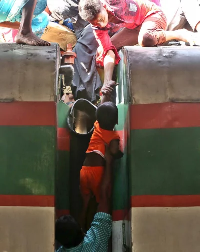 Railway authorities say little can be done about safety when thousands of people ignore the warnings | Syed Zakir Hossain/Dhaka Tribune