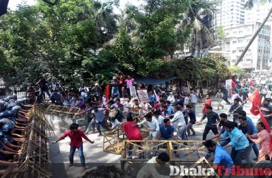 Protestors demonstrate their resolve during clashes with police Manik Miazee/DHAKA TRIBUNE