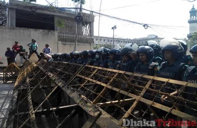 Police behind steel blockades await incoming protesters Manik Miazee/DHAKA TRIBUNE