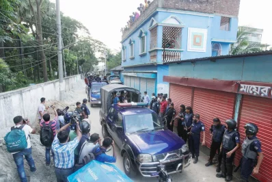 Police convoy in front of the Narayanganj house DHAKA TRIBUNE/RAJIB DHAR