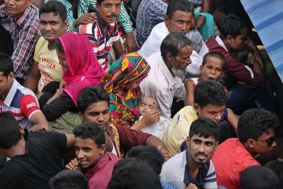 Passengers say they know of the risk but feel helpless to the need of going home in time | Syed Zakir Hossain/Dhaka Tribune