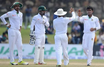 Bangladesh cricketer Mehedi Hasan (R) celebrates with teammates after he dismissed Sri Lankan cricketer Upul Tharanga during the fourth day of the opening Test match between Sri Lanka and Bangladesh in Galle on March 10, 2017/AFP PHOTOrn