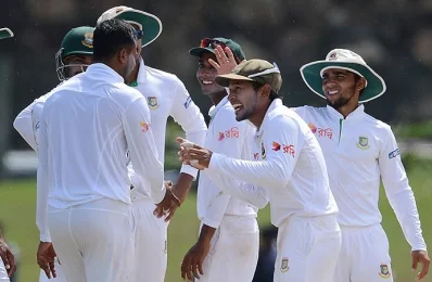 Bangladesh cricket captain Mushfiqur Rahim (2R) celebrates with teammates after he dismissed Sri Lankan cricketer Asela Gunaratne during the fourth day of the opening Test match between Sri Lanka and Bangladesh in Galle on March 10, 2017/AFP PHOTO