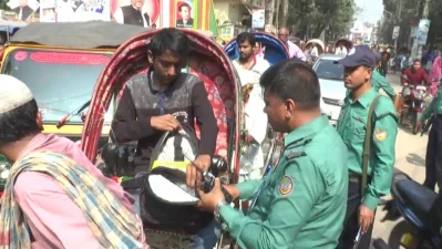 Police stops a rickshaw and searches a passenger in Barisal on February 7, 2018 prior to Khaleda Zias verdict and Prime Minister Sheikh Hasinas visit | Dhaka Tribune 