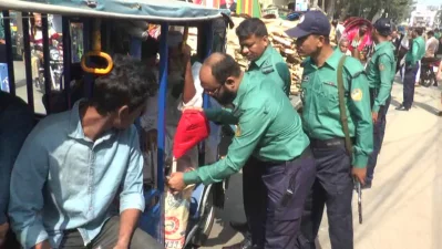 Police stops vehicle and searches passengers in Barisal on February 7, 2018 prior to Khaleda Zias verdict and Prime Minister Sheikh Hasinas visit | Dhaka Tribune 