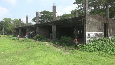 The homeless of Lalmohon upazila headquarters have started living in the partly completed stadium building | Dhaka Tribune