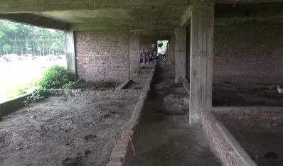 The homeless of Lalmohon upazila headquarters have started living in the partly completed stadium building | Dhaka Tribune