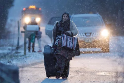 A woman walks towards the border to cross at the US-Canada border after arriving in a taxi with a group that claimed to be from Syria into Hemmingford, Quebec, Canada March 2, 2017rnrnREUTERS