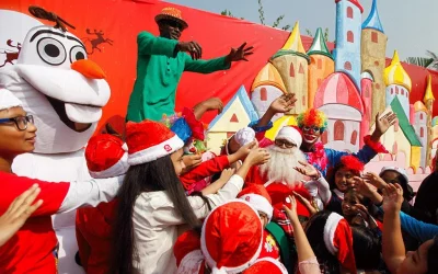 Kids enjoying themselves with Santa and his helpers | Mehedi Hasan/Dhaka Tribune