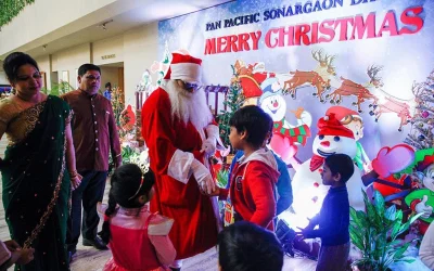 Santa Claus greeting and handing out gifts to children at the Pan Pacific Sonargaon Hotel on Christmas | Mehedi Hasan/Dhaka Tribune