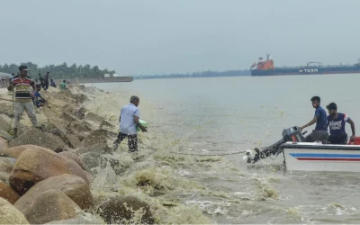 People are moving to safer locations with their valuable belongings in order to avoid being the casualty of the storm | Rabin Chowdhury/Dhaka Tribune