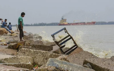 Temporary shops of the Patenga sea beach are moved away to a safer place, by the shopkeepers as the signal 10 is issued as Cyclone Mora threatens to hit the coastal areas of Chittagong |Rabin Chowdhury/Dhaka Tribune