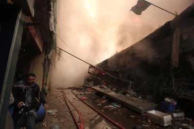 Smoke from the fire engulfs part of the DNCC market RAJIB DHAR/DHAKA TRIBUNE