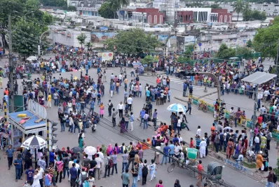 The protesters said they would continue blocking the streets in the area every day from 9am to 6pm until their demands were met  || Dhaka Tribune