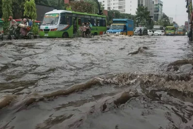Heavy rain slows down traffic in the city on April 29, 2018 | Mehedi Hasan/Dhaka Tribune