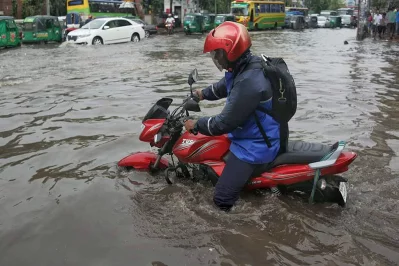 Commuter gets stuck in traffic in the city due to the heavy rain on April 29, 2018 | Mehedi Hasan/Dhaka Tribune