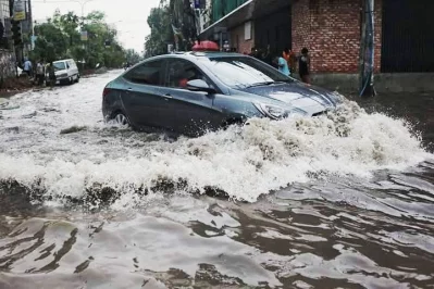 Heavy rain slows down traffic in the city on April 29, 2018 | Mehedi Hasan/Dhaka Tribune