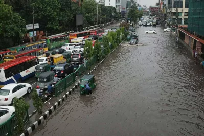 Heavy rain slows down traffic in the city on April 29, 2018 | Mehedi Hasan/Dhaka Tribune