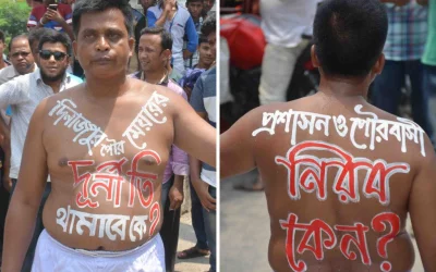 Standing under the blistering summer sun, with body paint on his chest and back, Ashraful Alam Ramjan, a counselor of the Dinajpur Sadar municipality (ward 12), strives to expose the corruption and irregularities of Mayor Jahangir Alam | Dhaka Tribune
