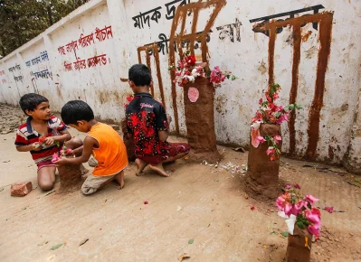 Some of the younger patriots who could not visit the Shaheed Minar decided they should simply build their own monument to the fallen rnPhoto: Mehedi Hasan/Dhaka Tribune