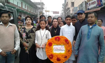 People from various institutions, including members of social and cultural clubs, gathered to pay homage to the language martyrs and activists rnPhoto: Dhaka Tribune