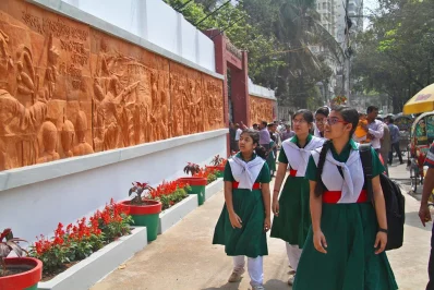 Many a passerby paused to gaze at the mural depicting the history of our valiant struggle for freedom since the era of British rulernPhoto: Dhaka Tribune