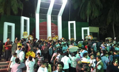The stroke of midnight sees crowds nationwide pay the first homage to the martyrs of the Language Movement rnPhoto: Dhaka Tribune