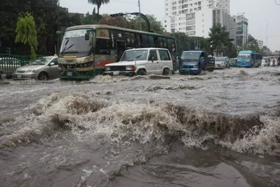 Heavy rain slows down traffic in the city on April 29, 2018 | Mehedi Hasan/Dhaka Tribune