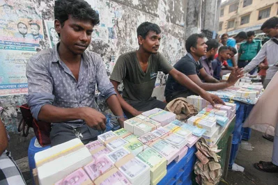 People have an extra attraction towards new currency notes during Eid festivals which benefits the currency traders during the Eid season Mehedi Hasan/DHAKA TRIBUNE