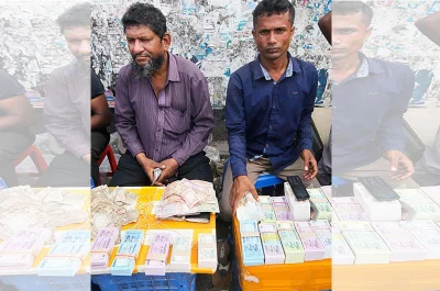 Each bundle of Tk5 Tk10 Tk20 Tk50 Tk100 notes amounting Tk1,000 are off sold at a cost of Tk1,160, Tk1090, Tk1,050, Tk1,030 and Tk1,020  Mehedi Hasan/DHAKA TRIBUNE