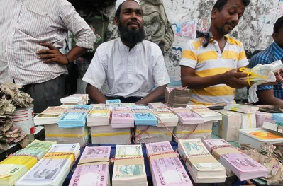 People buy bundles of new shiny notes with extra cost during Eid for gifting the money as eidi to children and relatives on Eid day Mehedi Hasan/DHAKA TRIBUNE
