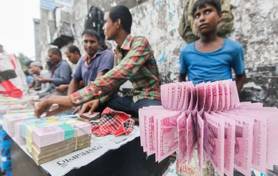 The currency traders reported that they collected the new notes by hiring people to line up at the central banks note distribution counters all day long Mehedi Hasan/DHAKA TRIBUNE