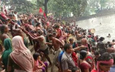 The bathing festival takes place on the 13th day of the decrease of the moon in the month of Chaitra | Manoj Saha/Dhaka Tribune