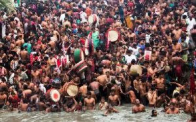 Devotees  took a holy dip to observe Maha Baruni on Thursday; March 15, 2018 | Manoj Saha/Dhaka Tribune