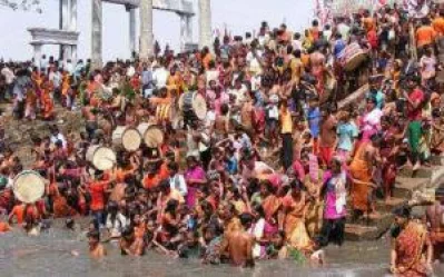The belief goes that a dip at the confluence on the occasion will free people of their sins, miseries and diseases | Manoj Saha/Dhaka Tribune