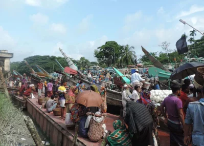 Trawlers laden with huge amount of ilish are now returning from the Bay, bringing joy to the workers and traders at Patharghata fish landing station | Dhaka Tribune