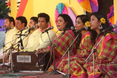 Men and women gather at the Bakultola to sing along the timeless melodies | Syed Zakir Hossain/Dhaka Tribune