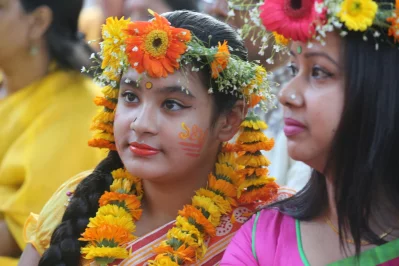 Men and women gather at the Bakultola to sing along the timeless melodies | Syed Zakir Hossain/Dhaka Tribune