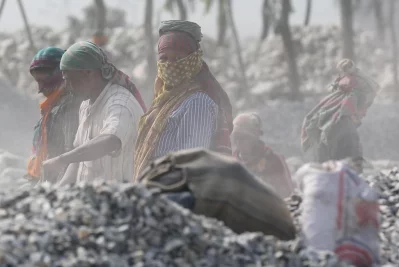 Some workers cover their nose and mouth so as to make working in such unhealthy conditions just a tad more bearable | Syed Zakir Hossain/Dhaka Tribune