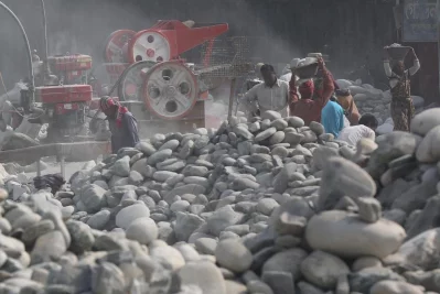 Dust from crushing stones usually engulfs the surrounding workplace | Syed Zakir Hossain/Dhaka Tribune