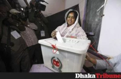 Mayoral candidate Selina Hayat Ivy casts her vote  PHOTO - MAHMUD HOSSAIN OPU/DHAKA TRIBUNE