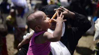 A Rohingya woman feeds her child ice cream in lieu of water, which has become scarcer over the past few days | Mahmud Hossain Opu/Dhaka Tribune