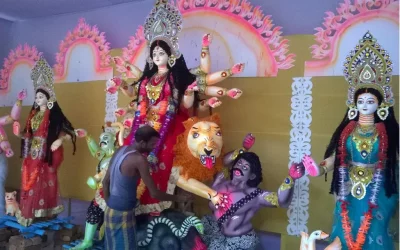 A craftsman places the final touches on the decorated idol at a mandap in Jamalpur | Biswajit Deb/Dhaka Tribune 