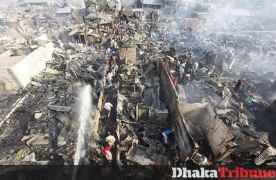 Hundreds of shanties were gutted by massive fire at Korail slum in Dhakau2019s Mohakhali area. Photo: Mahmud Hossain Opu/Dhaka Tribune