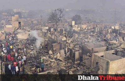 Hundreds of shanties were gutted by massive fire at Korail slum in Dhakau2019s Mohakhali area. Photo: Mahmud Hossain Opu/Dhaka Tribune