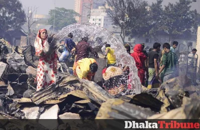 Hundreds of shanties were gutted by massive fire at Korail slum in Dhakau2019s Mohakhali area. Photo: Mahmud Hossain Opu/Dhaka Tribune