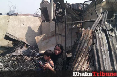 Hundreds of shanties were gutted by massive fire at Korail slum in Dhakau2019s Mohakhali area. Photo: Abu Hayat Mahmud /Dhaka Tribune